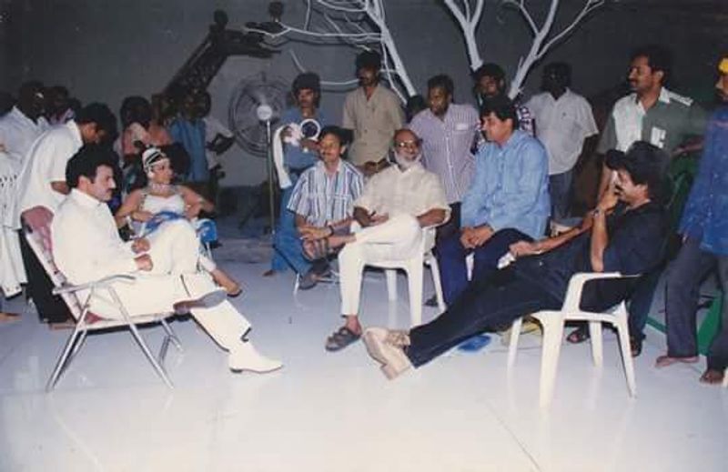`వంశానికొక్కడు`సినిమా షూటింగ్లో కె.రాఘవేంద్రరావు, వెంకటేష్లతో బాలకృష్ణ.