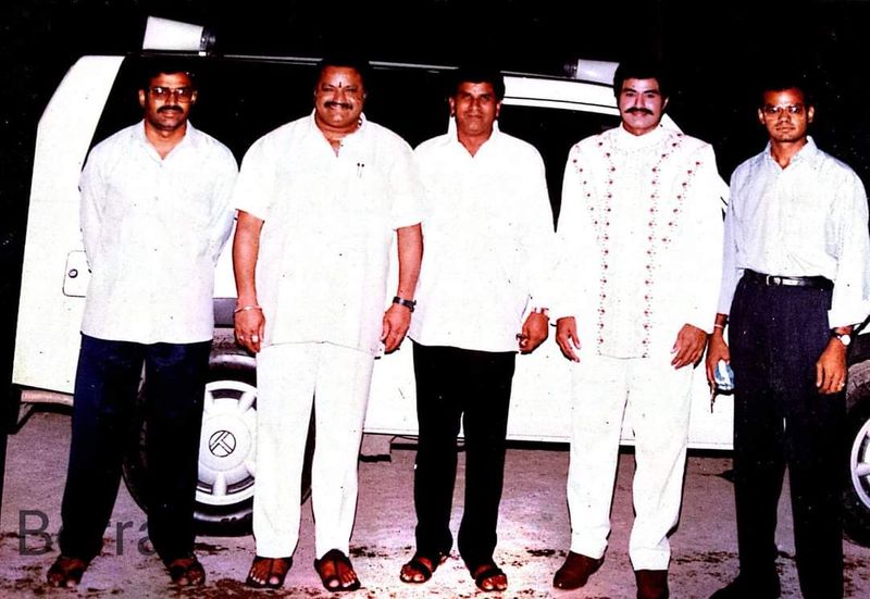 `పెద్దన్నయ్య` షూటింగ్ టైమ్లో హరికృష్ణ తదితరులతో..