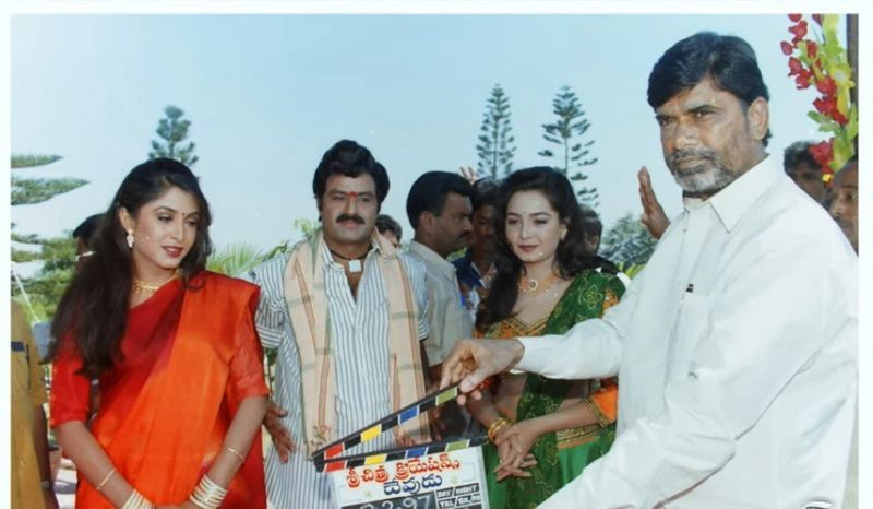 `దేవుడు` సినిమా ఓపెనింగ్లో రమ్యకృష్ణ, బాలయ్యపై క్లాప్ కొడుతున్న అప్పటి సీఎం నారా చంద్రబాబు నాయుడు.