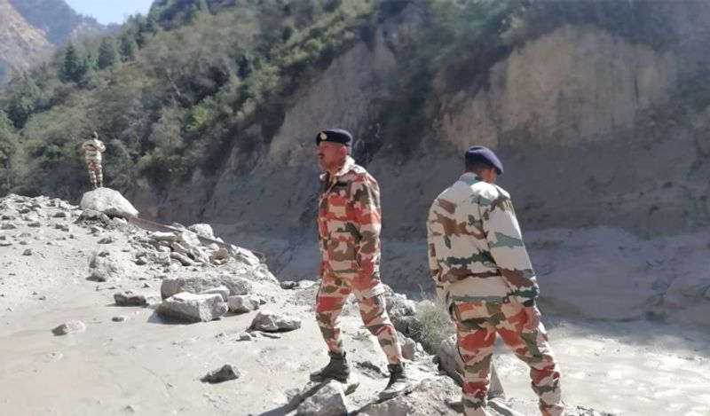 <p>आइटीबीपी की पर्वतारोही टीम के साथ तुरंत ब्रिज बनाने में माहिर जवान भी भेजे गए हैं। इससे पहले आईटीबीपी के 200 जवान जोशी मठ भेजे गए थे। गृह मंत्रालय पूरी स्थिति को मॉनिटर कर रहा है।</p>