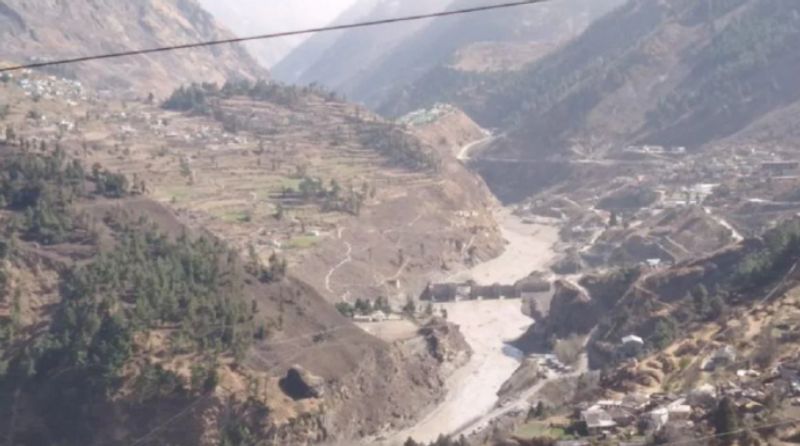 <p>वहीं, उत्तराखंड सरकार ने जिला प्रशासन, पुलिस विभाग और आपदा प्रबंधन विभाग को आपदा से निपटने के आदेश दिए हैं। साथ ही जनता से अपील की गई है कि अफवाहों पर ध्यान ना दें। सरकार सभी जरूरी कदम उठा रही है। एसडीआरएफ और लोकल प्रशासन राहत और बचाव कार्य में जुटा हुआ है। संपर्क के लिए हेल्पलाइन नंबर 1070 या 9557444486<br />
जारी कर दिया गया है।</p>