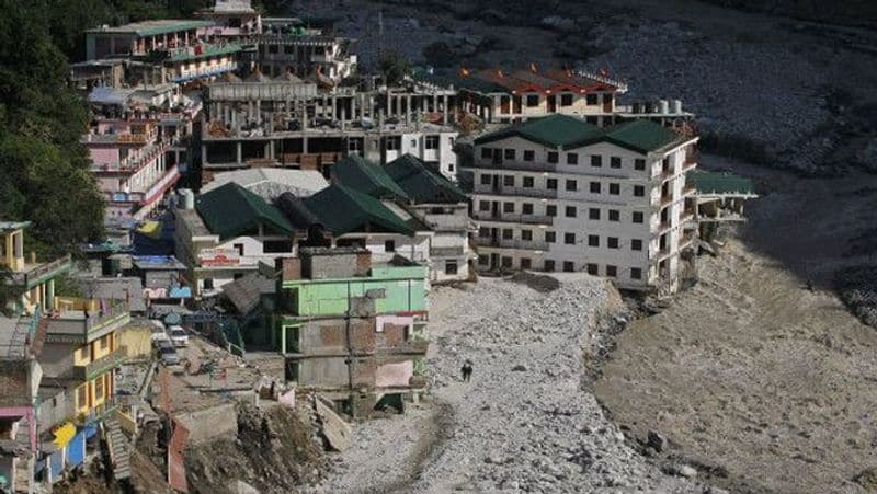 2013 की त्रासदी में बेशक सरकारी तौर पर 4,400 से अधिक लोग मारे गए या लापता हो जाने की खबर थी, लेकिन माना गया कि इसमें 10000 लोग हताहत हुए।
