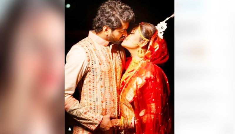 মিমি-ওম- টলিপাড়ার বিয়ের মরশুমে চারহাত এক হয়েছে অভিনেত্রী মিমি দত্ত এবং ওম সাহানির। সদ্য বিবাহিত নবদম্পতি এখন নেটদুনিয়ার হটকেক। অবাঙালি প্রেমিক ওমের সঙ্গে বৈদিক মতে বিয়ে সেরেছিলেন মিমি। প্রথম জামাাইষষ্ঠীর মেনু শুনেই আনন্দে আত্মহারা ওম। মাটন-ইলিশ--পাবদা, কী নেই মেনুতে। শাশুড়ি মা নিজের হাতে রান্না করছেন ওমের জন্য, যা শুনেই মন ভাল হয়ে গিয়েছে অভিনেতার। 