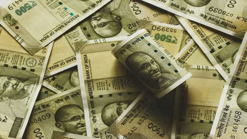 पोस्ट ऑफिस की इस योजना का नाम किसान विकास पत्र (KVP) है। यह सरकार द्वारा समर्थित योजनाओं में शामिल है। इसमें जमा पैसे के दोगुने होने की गारंटी होती है। यह स्कीम उनके लिए बेहतर है, जो लॉन्ग टर्म इन्वेस्टमेंट करना चाहते हैं। (फाइल फोटो)