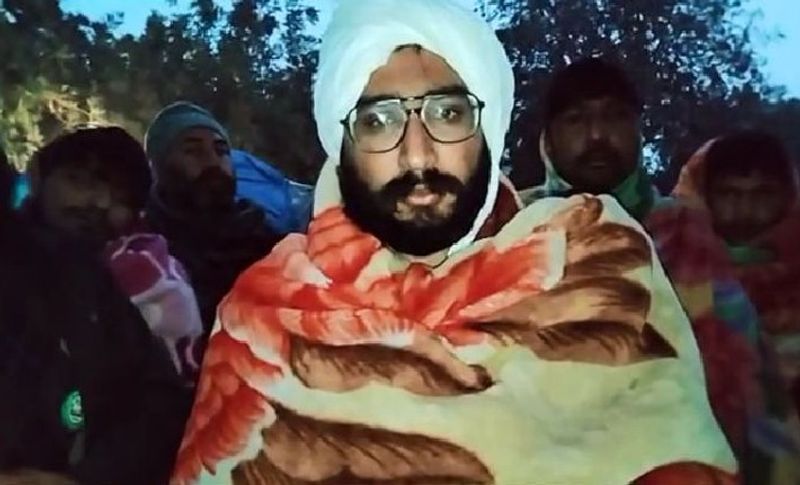 दरअसल, जिस किसान ने आत्महत्या की है उसकी पहचान 52 वर्षीय कर्मवीर सिंगवाल के रूप में हुई है। वह मूलरुप से जींद जिले के सिंघोवाल गांव का रहने वाला था। कर्मवीर पिछले दो महीने से ज्यादा से धरना दे रहा था। रविवार को बहादुरगढ़ के बाईपास पर नए बस स्टैंड के पास एक पेड़ पर रस्सी का फंदा लगाकर आत्महत्या कर ली। पुलिस ने किसानों की मौजूदगी में शव को फंदे से उतारा और पोस्टमॉर्टम के लिए सिविल अस्पताल में भिजवा दिया है।
