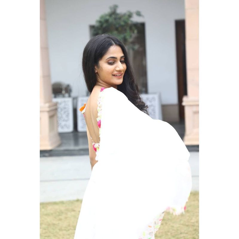 பிக்பாஸ் நிகழ்ச்சியில் இருந்து வெளியே வந்த பிறகு லாஸ்லியாவிற்கு ஹர்பஜன் சிங்குடன் “ப்ரெண்ட் ஷிப்”, பிக்பாஸ் ஆரியுடன் ஒரு படம், புதுமுக ஹீரோ ஒருவருடன் ஒரு படம், தர்ஷன் உடன் ஒரு படம் என அடுத்து வாய்ப்புகள் குவிந்து வருகிறது.
