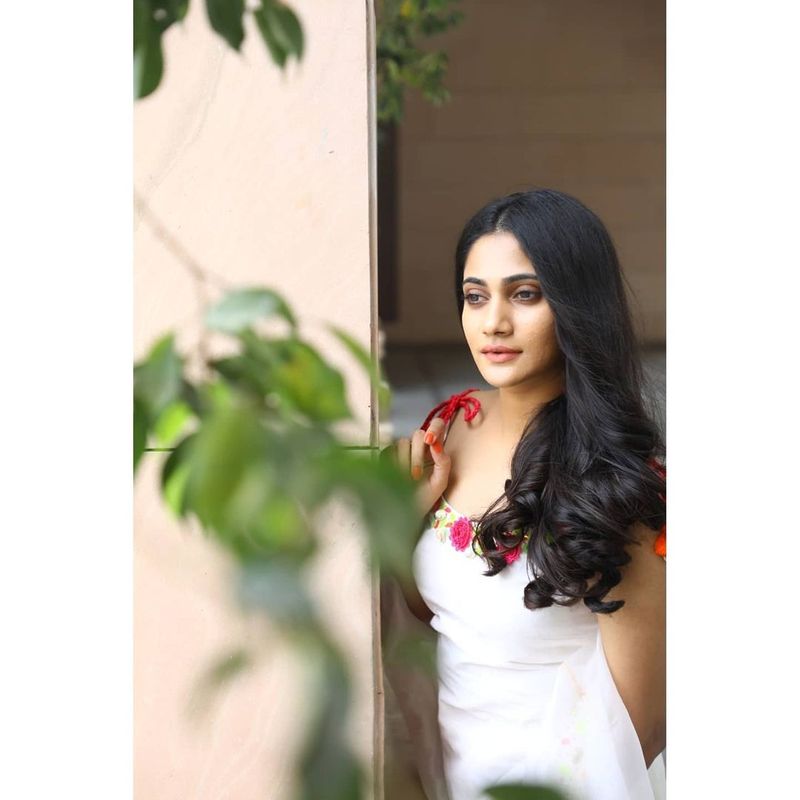 தற்போது மீண்டும் சோசியல் மீடியாவில் ஆக்டிவாக வலம் வரும் லாஸ்லியா ஸ்லீவ்லெஸ் சுடிதாரில் துளியும் கூட மேக்கப் இன்றி நடத்தியுள்ள லேட்டஸ்ட் போட்டோ ஷூட் வைரலாகி வருகிறது. உடல் எடையைக் குறைத்து ஸ்லிம் லுக்கிற்கு மாறியுள்ள லாஸ்லியா எவ்வித ஆடம்பரமும் இன்றி பளபளக்கும் அழகில் மிளிருவதாக ரசிகர்கள் பாராட்டி வருகின்றனர்.
