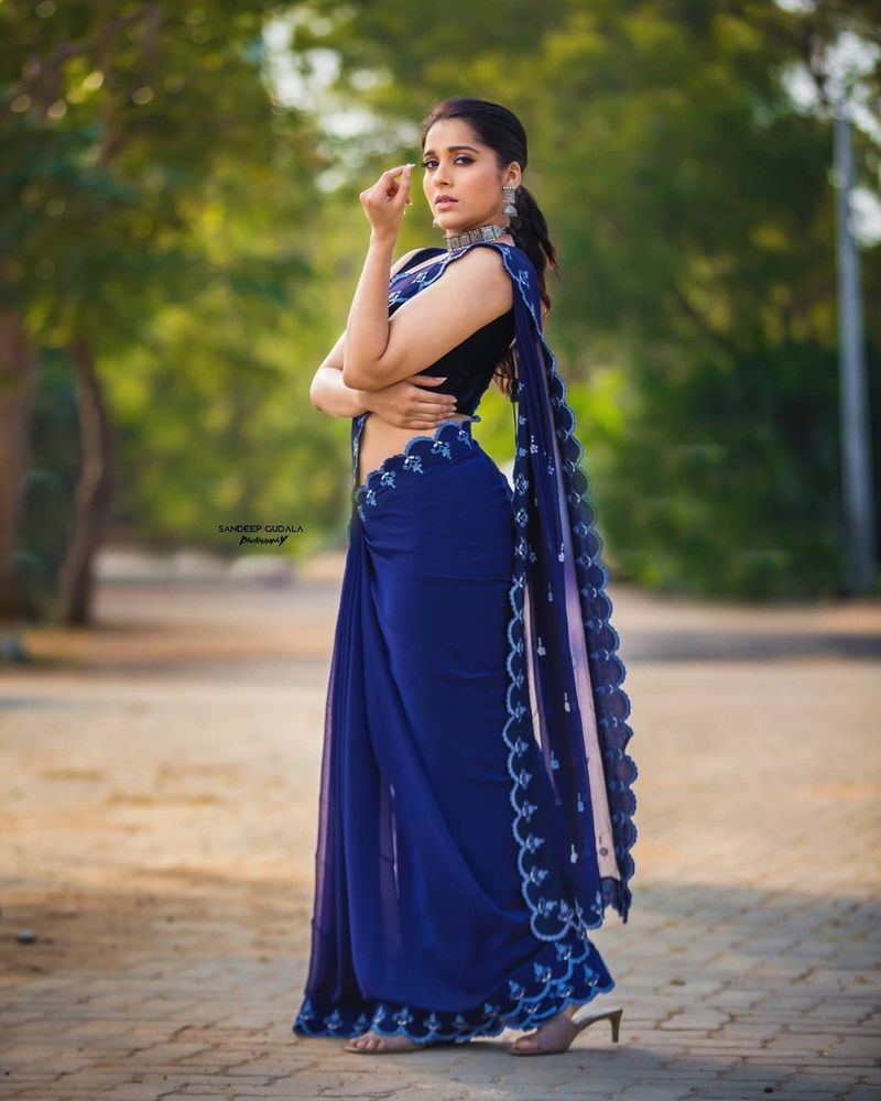 అయితే బుల్లితెరపై మాత్రం రష్మీ సక్సెస్ ఫుల్ జర్నీ కొనసాగిస్తున్నారు. ఢీ, జబర్ధస్త్ వంటి సక్సెస్ ఫుల్ షోలు ఆమె చేతిలో ఉన్నాయి.
