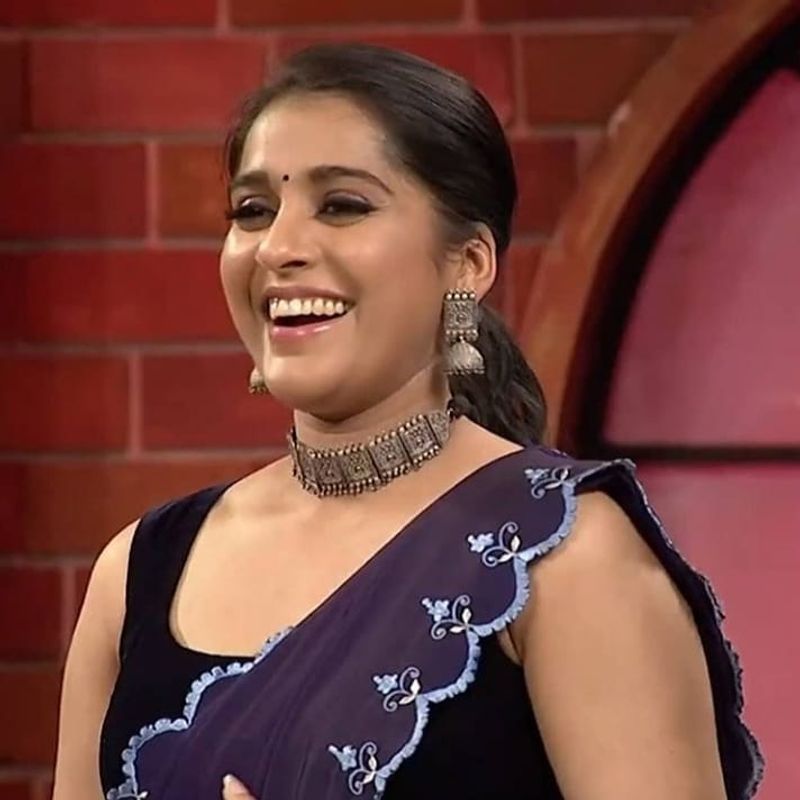 `ఎక్స్ ట్రా జబర్దస్త్` లో సుడిగాలి సుధీర్తో లవ్ స్టోరీ నడిపించి షోకి హైప్ తీసుకొచ్చింది. వీరి కాంబినేషన్లో వచ్చే డైలాగ్లు బాగా పేలుతాయి. వీరిద్దరికి మంచి క్రేజ్ ఉంది.