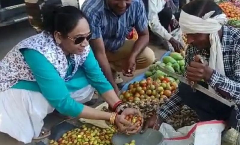 दरअसल, दमोह जिले की पथरिया विधानसभा सीट से विधायक रामबाई सगरोन गांव पहुंची थीं। इस दौरान वह हाट-बाजार घूमकर खरीदारी करते हुए नजर आईं। विधायक ने कहा कि बाजरों की चीजें शुद्ध और स्वच्छ होती हैं। शहरों के बड़े-बड़े शॉपिंग मॉल से बेहतर होती हैं और कीमत भी कम होती है।