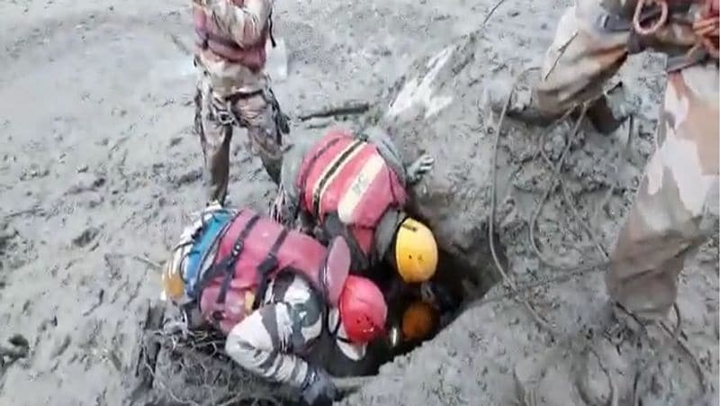 सीएम ने चमोली जिले में पहुंचकर आपदा प्रभावित क्षेत्र तपोवन और रैणी का निरीक्षण किया और सभी को दिशा-निर्देश दिए, जिसके बाद वे दून के लिए रवाना हो गए हैं। उन्होंने हादसे के मृतकों के परिजनों के लिए 4-4 लाख रुपए के मुआवजे का ऐलान किया है।