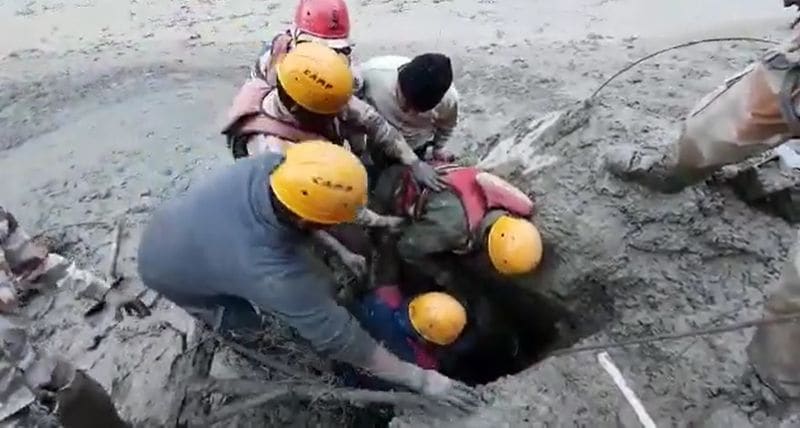 आईटीबीपी के जवानों ने पूरे उत्साह के साथ शख्स को बचाने में लगे थे, जब युवक जवानों की मदद से बचकर बाहर निकला तो उसकी खुशी का ठिकाना नहीं था। वहीं, मुख्यमंत्री त्रिवेंद्र सिंह रावत लगातार इस घटनाक्रम पर निगरानी रखे हुए हैं। 
