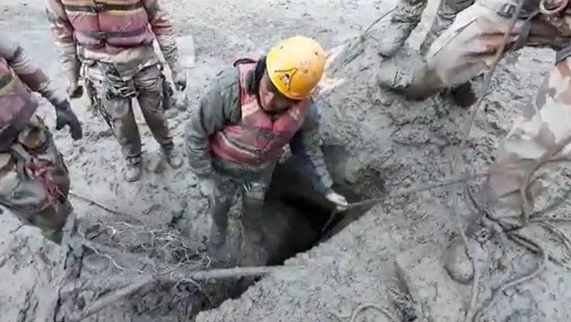 ऋषिगंगा हाइड्रो पावर प्रोजेक्ट पूरी तरह से तबाह हो गया है, जबकि धौलीगंगा पर बने हाइड्रो प्रोजेक्ट का बांध टूट गया, जिससे गंगा और उसकी सहायक नदियों में बाढ़ का खतरा पैदा हो गया है। इस हादसे में करीब 150 लोगों के मरने की आशंका है, जबकि 10 के शव बरामद किए गए हैं। ऐसे में एक शख्स के जिंदा बचाने की तस्वीरें वायरल हो रही है।
