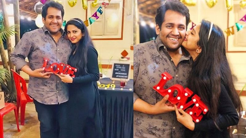 मां बनने की खुशी में रुचा ने सोशल मीडिया पर एक फोटो शेयर की थी, जिसमें वो और उनके पति अपनी बेटी का हाथ पकड़े नजर आए थे। फोटो शेयर करते हुए उन्होंने लिखा था, '10.12.19 को हमारी खुशियां आ गईं। यह लड़की है।'