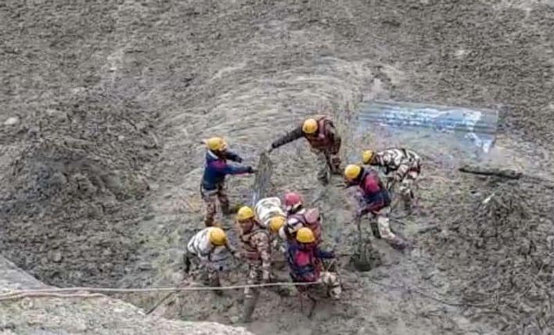 दरअसल, चमोली में मची तबाही के बाद से ही सभी जगहों पर रेस्क्यू ऑपरेशन जारी है। लोगों को बचाने के लिए एनडीआरएफ, आईटीबीपी, थल सेना और वायु सेना के जवान राहत एवं बचाव कार्य में जुटे हुए हैं। टनल से जिंदा बचने की खुशी लोगों के चहरों पर झलक रही थी, वह यही कह रह थे कि आज अगर सेना के जवान भगवान के दूत बनकर नहीं पहुंचते तो हमारी मौत पक्की थी। भारत माता और सेना के जयकारे लोग लगाते रहे।
