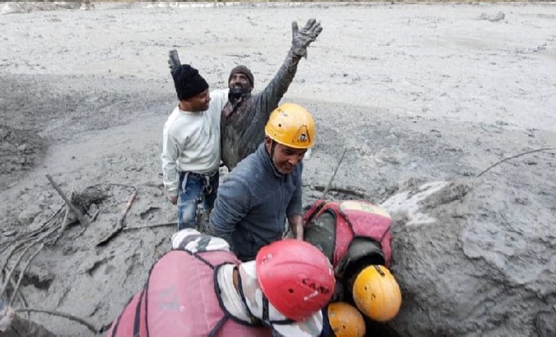 बता दें कि हादसे वाले माहौल को देखते हुए पहाड़ी इलाके के पौड़ी, टिहरी, रुद्रप्रयाग, हरिद्वार और देहरादून में भी हाई अलर्ट जारी कर दिया गया है। चमोली के जिला प्रशासन की ओर से अलकनन्दा नदी के किनारे रह रहे लोगों को बहार जाने के लिए कह दिया गया है।
