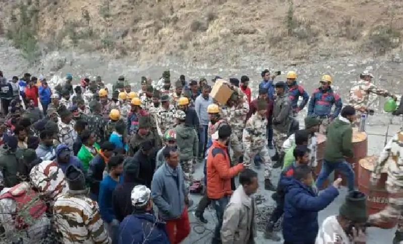 वहीं मामले की जानकारी देते हुए आईटीबीपी के एक अधिकारी ने बताया 200 कर्मियों वाली दो टीमें जोशीमठ से बाढ़ प्रभावित इलाकों में भेजी गई हैं। मौके पर उत्तराखंड के मुख्यमंत्री त्रिवेंद्र सिंह रावत घटनास्थल जा जायजा लेने भी पहुंचे। वहीं प्रधानमंत्री नरेंद्र मोदी समेत गृहमंत्री अमित शाह भी मामले की अपडेट ले रहे हैं।
