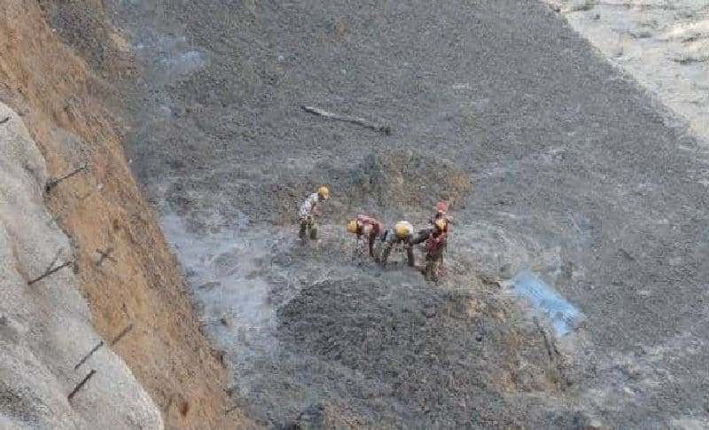 तवोवन टनल और आसपास के इलाकों में कई लोग अभी दबे हुए हैं। जिनको निकलना का काम जारी है।
