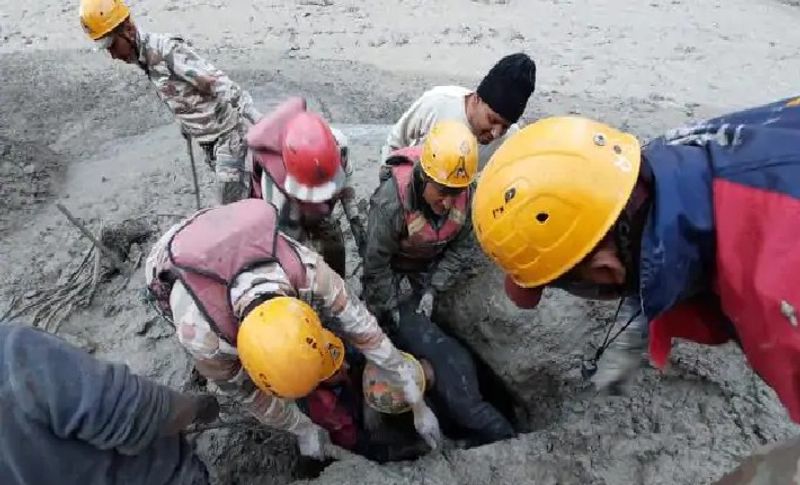 जवानों ने अपनी जान जोखिम में डालते हुए लोगों को सुरक्षित बाहर निकाला।