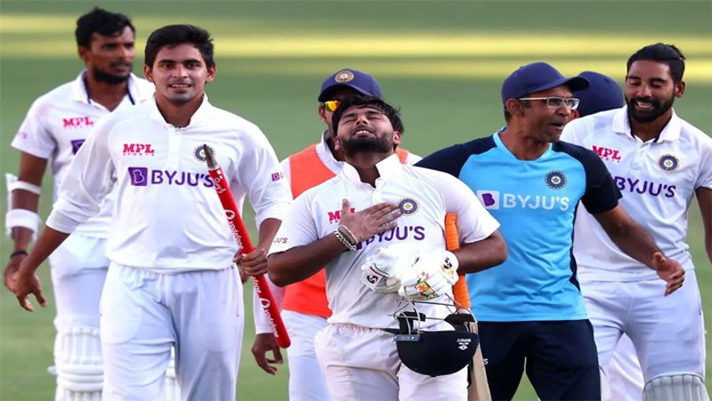 <p>జనవరి నెలకు ప్రకటించిన మొట్టమొదటి ప్లేయర్ ఆఫ్ ది మంత్ అవార్డును భారత యంగ్ వికెట్ కీపర్ రిషబ్ పంత్ సొంతం చేసుకున్న విషయం తెలిసిందే. గబ్బా టెస్టులో రిషబ్ పంత్ ఇన్నింగ్స్, ఆసియా టూర్లో ఈ వికెట్ కీపర్ రాణించిన విధానానికి ఈ అవార్డు దక్కింది.</p>