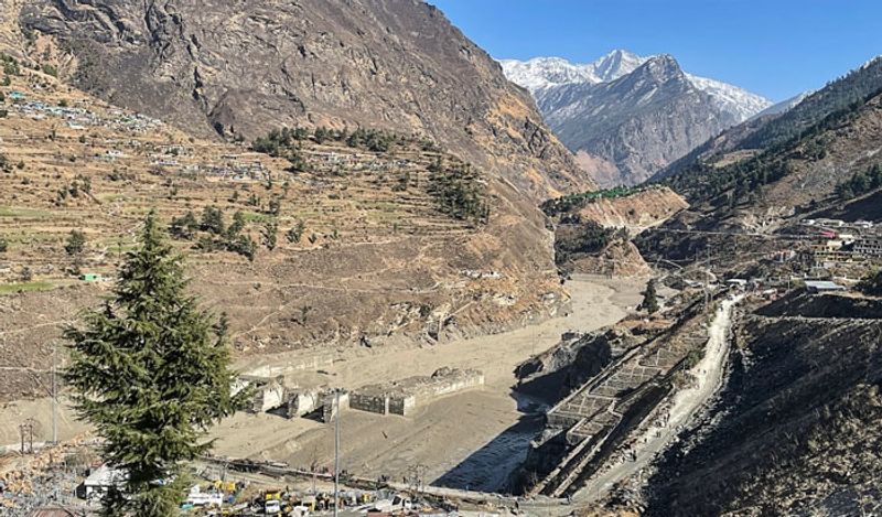 उस वक्त ही इस स्पीड के आधार ओर भारी तबाही की भविष्यवाणी कर दी गई थी। इसके बावजूद हिमालय के इन इलाकों में लोग बसते गए और तापमान में वृद्धि होती गई। इस वजह से ग्लेशियर का हिस्सा टूटा और ये आपदा आ गई। 