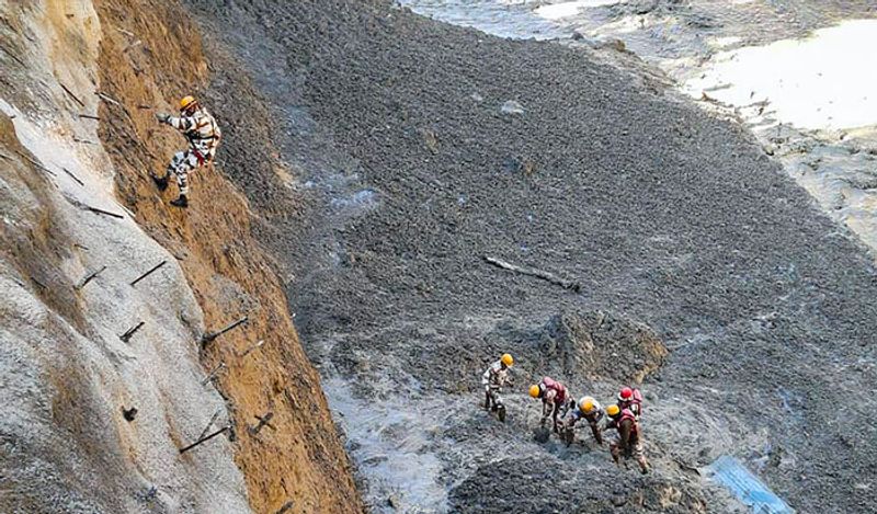 जर्नल में छपी रिपोर्ट 40 साल के सैटेलाइट ऑब्जर्वेशन पर आधारित थी। इन एक्सपर्ट्स ने 40 साल तक आसमान से हिमालय के ग्लेशियर पर नजर रखी थी। इसके बाद अभी रिसर्च को पब्लिश किया था। 