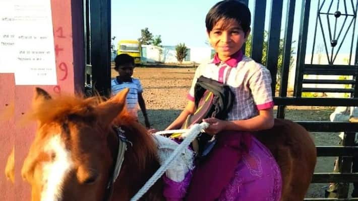 interesting story of student sitting on a horse goes to school in khandwa kpr interesting story of student sitting on a horse goes to school in khandwa kpr
