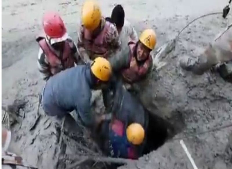 मीडिया रिपोर्ट्स के मुताबिक त्रासदी के में बचे एक मजदूर ने यह जानकारी अपने घरवालों को दी है, जिसके परिवार से जुड़े लोगों के मुताबिक उसने कहा है कि वह तो बच गया, लेकिन उसके साथ काम करे रहे 15 साथी या तो सैलाब में बह गए या फिर टनल में फंसे हैं।
