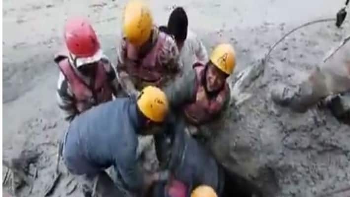 barmer news SDRF rescues labors stuck while digging well sca barmer news SDRF rescues labors stuck while digging well sca