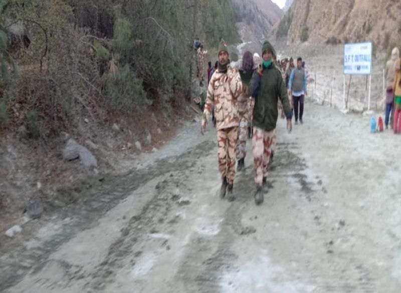मीडिया रिपोर्ट्स के मुताबिक टिहरी में भी प्रशासन ने कीर्तिनगर, देवप्रयाग में नदी किनारे अलर्ट जारी किया है। देवप्रयाग संगम पर भी लोगों की आवाजाही बंद कर दी गई है। वहीं, नदी किनारे जितनी भी बस्तियां हैं सभी में लोगों को ऊंचाई वाले इलाकों में जाने के लिए कहा गया है। खनन पट्टों पर कार्य कर रहे लोगों को भी हटाया जा रहा है।