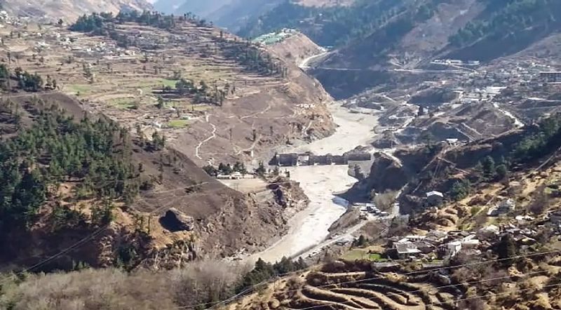 बता दें कि उत्तराखंड में ग्लेशियर टूटने की घटना के बाद अलकनंदा उफान पर है। उत्तराखंड में जिला प्रशासन ने नदी किनारे सभी लोगों को अलर्ट कर दिया है और उन्हें सुरक्षित स्थानों पर भेज दिया है। मौके पर एनडीआरएफ और एसडीआरएफ भी तैनात कर दी गई है।
