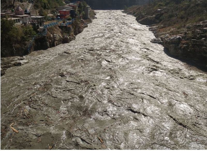 इसके इलावा 10 युवक भेरमपुर व मांझा गांव के भी हैं। वहीं, इसकी सूचना जैसे ही लापता मजदूरों के परिजनों को हुई तो उन्होंने फोन पर संपर्क करने की कोशिश की, लेकिन किसी से बात नहीं हो पाई। यह सूचना मिलते ही गांव में अफरा-तफरी मच गई। पूरे गांव में मातम छाया हुआ हैं।