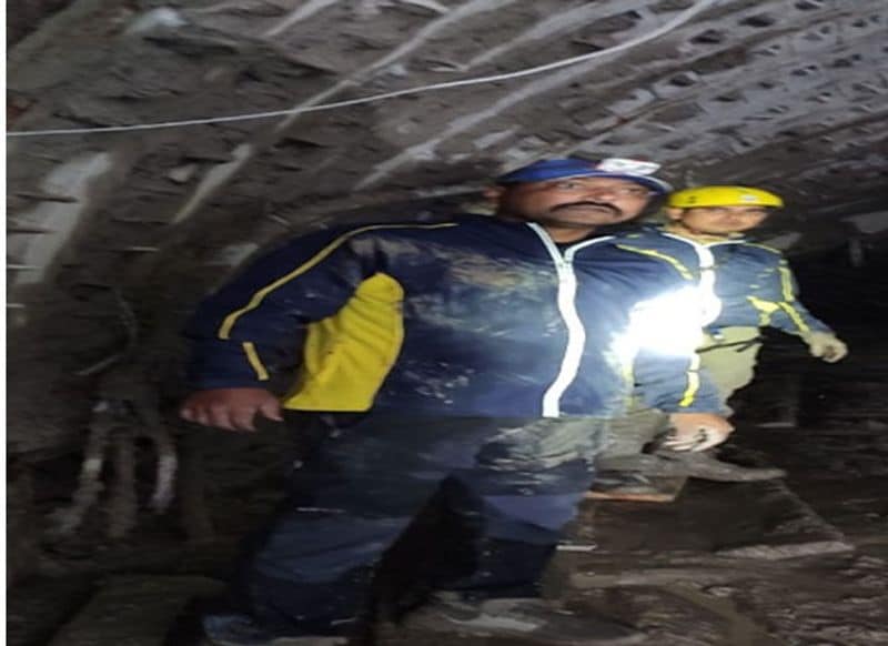 बताते चलें कि निघासन तहसील क्षेत्र के इंडो नेपाल बॉर्डर पर स्थित गांव बाबू पुरवा, भेरमपुर, मांझा और गांव कड़िया हैं। बाबूपुरवा गांव के पांच युवक हीरालाल, सूरज, अर्जुन, विमलेश, धर्मेंद और अरुण अभी तक लापता हैं, जिनकी कोई सूचना नहीं मिल पाई हैं। 