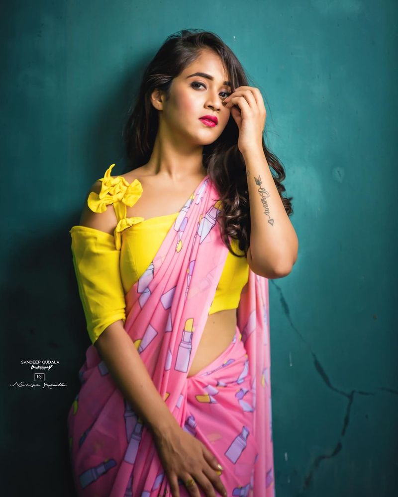 బిగ్బాస్ భామ దీప్తి సునైనా లేటెస్ట్ శారీ ఫోటోలను పంచుకోగా అవి విశేషంగా ఆకట్టుకుంటున్నాయి. ముఖ్యంగా కుర్రకారుకి మాత్రం మతిపోయేలా చేస్తున్నాయి.