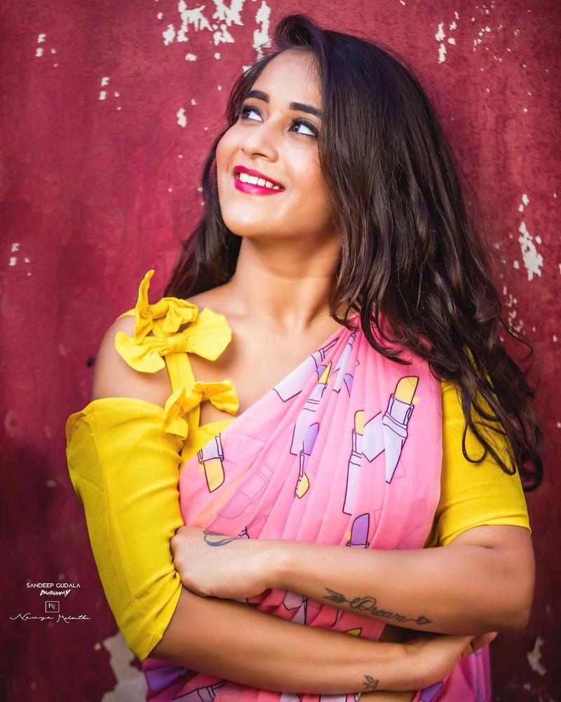 ప్రస్తుతం ఈ ఫోటోలు సోషల్ మీడియాలో షేక్ చేస్తున్నాయి. కుర్రాళ్ల బాడీలో హీటు జనరేట్ చేస్తున్నాయి. వారికి నిద్ర లేని రాత్రులు గడిపేలా చేస్తుందీ సెక్సీ బేబీ.