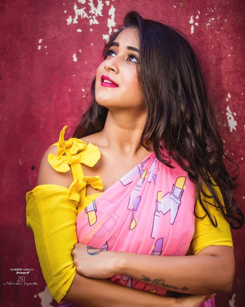 ఇలా జీవితానికి సంబంధించిన అనేక విషయాలను పంచుకుంటూ అలరిస్తుంది దీప్తి.