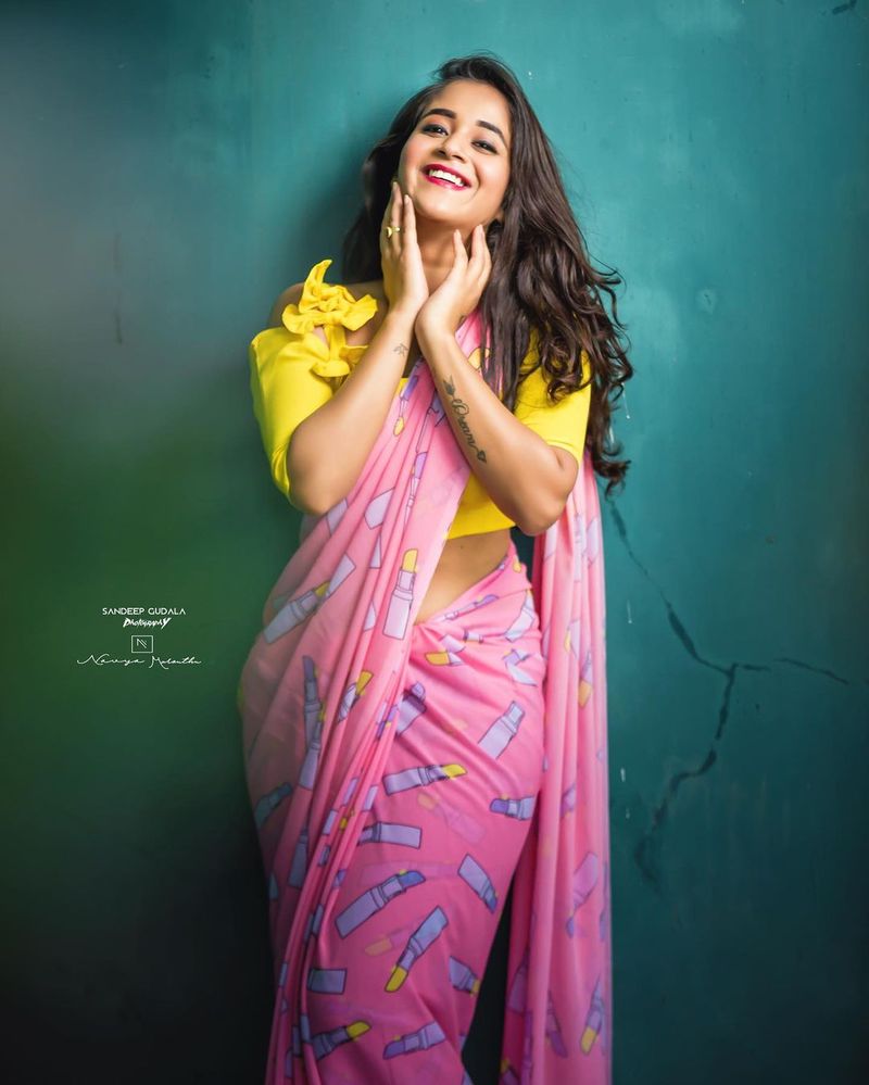 ముఖ్యంగా లైఫ్కి సంబంధించినవి, లవ్ కి సంబంధించిన పాటలను వీడియోలుగా రూపొందించి వాటిని అభిమానులతో పంచుకుంటూ అలరిస్తుంది. ఎంటర్టైన్ చేస్తుంది.
