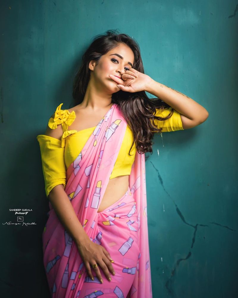 దీప్తి సునైనా హాట్ శారీ ఫోటోస్ వైరల్.