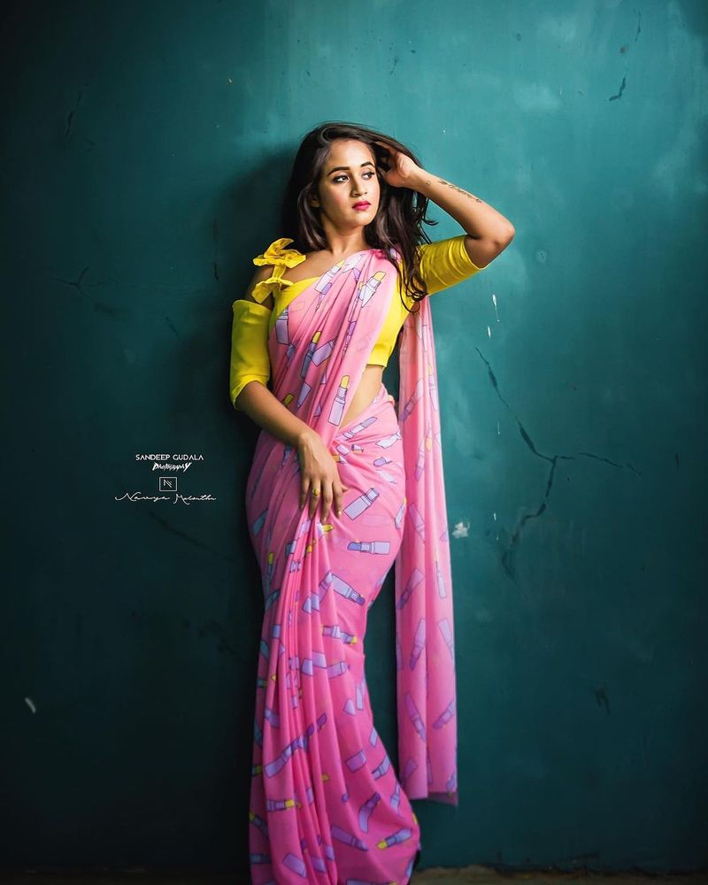 దీప్తి సునైనా హాట్ శారీ ఫోటోస్ వైరల్.