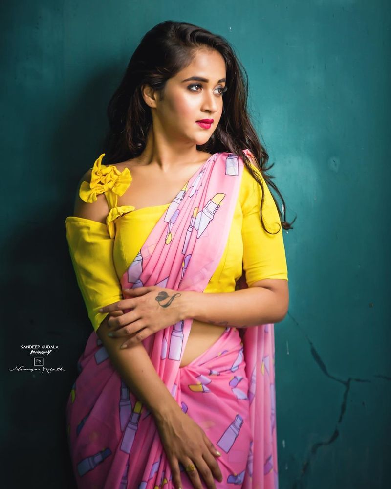 దీప్తి సునైనా హాట్ శారీ ఫోటోస్ వైరల్.