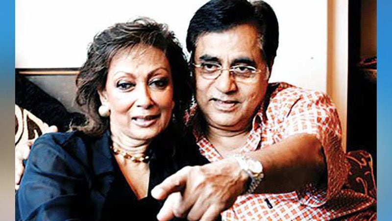 बता दें कि चित्रा खुद भी सिंगर थी। 1967 में जब जगजीत सिंह और चित्रा एक ही स्टूडियो में रिकॉर्ड कर रहे थे। इस दौरान दोनों की बातचीत शुरू हुई। रिकार्डिंग के बाद चित्रा ने कहा कि मेरा ड्राइवर आपको घर छोड़ देगा। फिर रास्ते में चित्रा का घर आया तो उन्होंने जगजीत को चाय पर बुलाया।