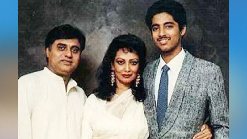 1990 में एक ट्रेजडी ने चित्रा सिंह और जगजीत सिंह को खामोश कर दिया था। जगजीत और चित्रा के बेटे विवेक का कार हादसे में निधन हो गया। इस वजह से जगजीत सिंह छह महीने तक एकदम खामोश हो गए जबकि चित्रा सिंह इस हादसे से कभी उबर नहीं पाईं और उन्होंने गायकी छोड़ दी। जगजीत सिंह का निधन 10 अक्टूबर, 2011 को हुआ था।