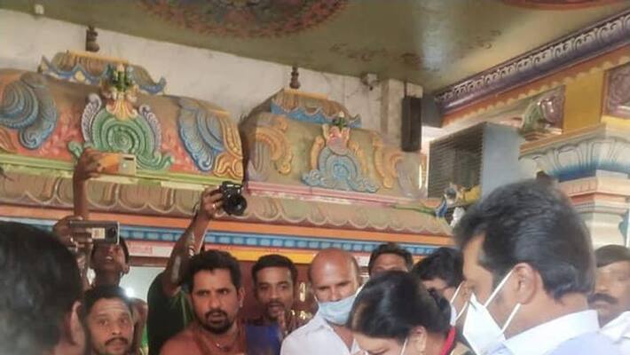 Sasikala fell on the Muthumari temple .. Welcome along the way .. 2000 police mobilization. Sasikala fell on the Muthumari temple .. Welcome along the way .. 2000 police mobilization.