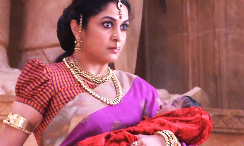 ఈ విషయం తెలుసుకున్న రాజమాత తప్పించుకుని పారిపోతుంది. ఈ క్రమంలో నది కలువని దాటే క్రమంలో ఆమె కన్నుమూస్తుంది. అయినా ఆ చిన్నారిని రక్షిస్తుంది. ఈ సినిమా సినిమాలో హైలైట్గానిలిచింది.