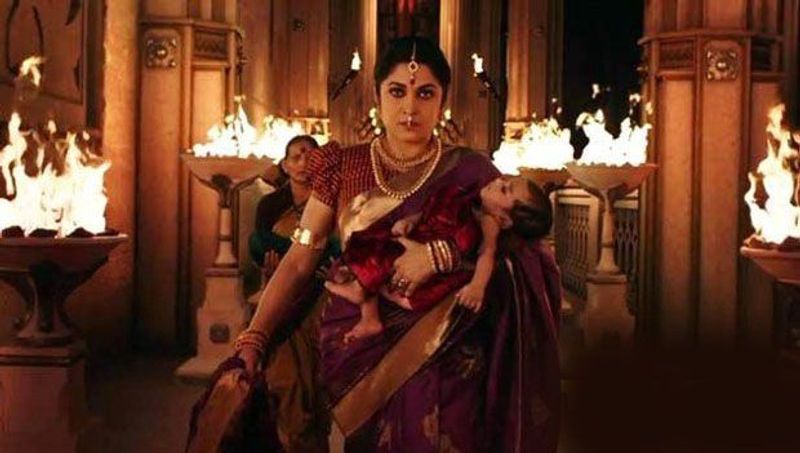 ప్రభాస్ ఇందులో అమరేంద్ర బాహుబలి, మహేంద్ర బాహుబలిగా నటించారు. అమరేంద్ర బాహుబలి కొడుకు, మహేంద్ర బాహుబలిని తల్లి అయిన రాజమాత శివగామి అందరికి పరిచయం చేస్తుంది. కానీ రాజ్యంపై భల్లాలదేవ సేన కుట్ర చేసి ప్రభాస్ని చంపేస్తారు. ఆయన కుమారుడైన చిన్నారిని కూడా చంపాలని ప్లాన్ చేస్తారు.