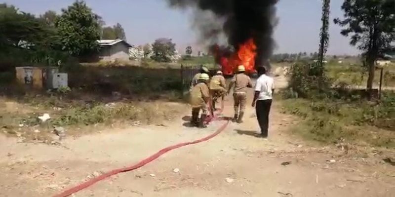 கொளுந்து விட்டு எரியும் தீயை அணைக்கும் தீயணைப்பு துறையினர்.