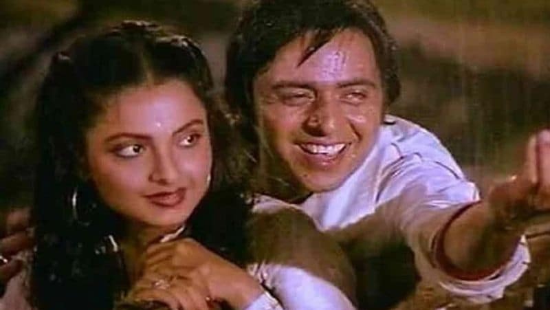 इंटरव्यू के दौरान सोनिया ने ये भी बताया कि वो रेखा से कई बार मिल चुकी हैं। उन्होंने कहा- हां मैं रेखा जी से 3- 4 बार मिली हूं। हम कार्यक्रमों में मिलते रहते थे। वो बहुत ही अच्छी और दिलचस्प लेडी हैं।