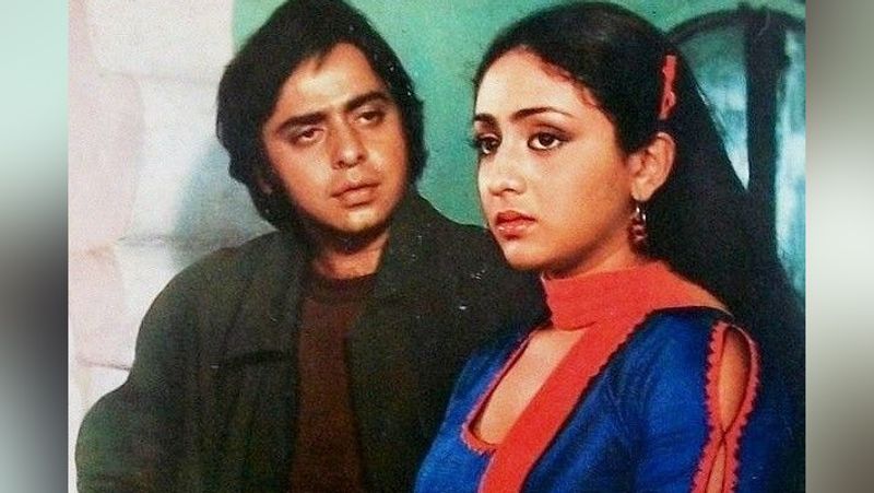 बता दें कि विनोद मेहरा की पहली पत्नी मीना ब्रोका थी। शादीशुदा होने के बावजूद उनका दिल बिंदिया गोस्वामी पर आ गया और दोनों ने शादी कर ली। दोनों का रिश्ता 4 साल तक ही चल पाया और फिर कपल अलग हो गया। इसके बाद विनोद ने किरण नाम की महिला से शादी की थी, जो अंत तक उनके साथ रही। बता दें कि विनोद मेहरा का निधन 30 अक्टूबर, 1990 को हुआ था। 