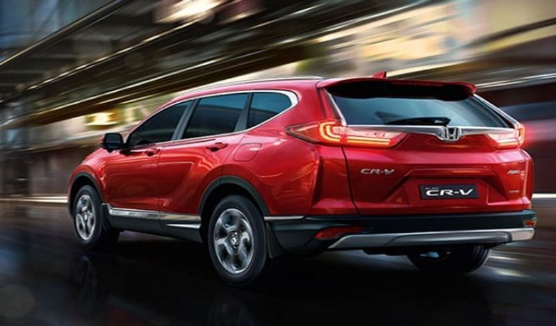 हुंडई सैंटा के अलावा मोहम्मद अजरुद्दीन के पास होंडा सीआर-वी ( Honda CRV ) भी है। इसमें 2 लीटर का 4 सिलेंडर वाला पेट्रोल इंजन है। जो 152 बीएचपी की पावर से 300 न्यूटन मीटर का टॉर्क पैदा करता है। साथ ही 9 गियरबॉक्स की वजह से ये एसयूवी काफी दमदार मानी जाती है। 