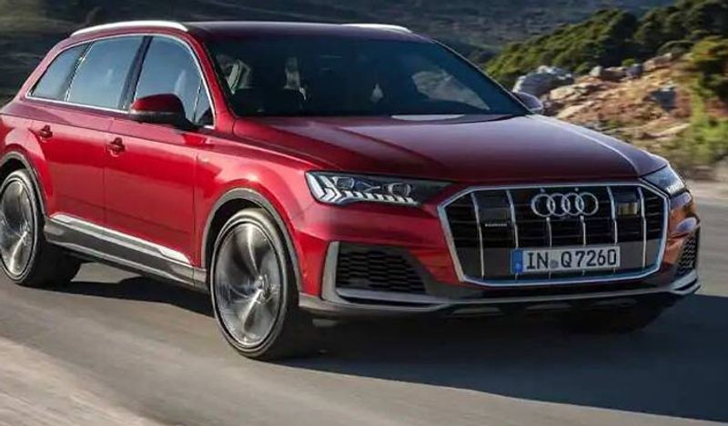 माइलेज में ऑडी क्यू7 ( Audi Q7 ) 14.7 किमी प्रति लेटर का माइलेज देती है। साथ ही इसमें 8 स्पीड आटोमेटिक गियरबॉक्स भी है। ऑडी क्यू7 ( Audi Q7 ) की अधिकतम स्पीड 234 किलोमीटर प्रति घंटे की है। इस कार की एक्स शोरूम कीमत 90 लाख रुपए है।
